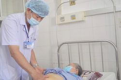 Cụ bà quên ống dẫn lưu trong niệu quản suốt 9 năm