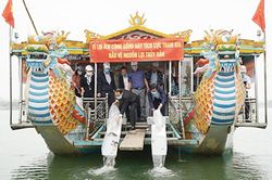 Thả hơn 41.000 cá giống tạo nguồn lợi thủy sản trên sông Hương