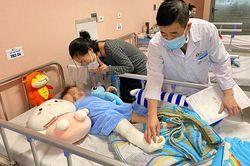 Sáng mai, bé gái rơi từ tầng 12A chung cư được xuất viện