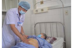 Quên ống sonde 9 năm trong cơ thể, cụ bà bị sỏi bám to bằng quả trứng