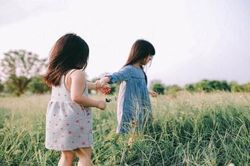Từ 10/3, sinh con một bề sẽ được hỗ trợ mua BHYT, miễn giảm học phí