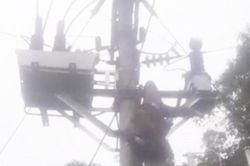 Người đàn ông bị điện giật treo trên cột điện cao thế