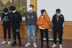 Tạm giữ tài xế chở người vượt biên trái phép