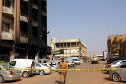 Burkina Faso: Xe cứu thương đi qua mìn, bà bầu và 5 người khác chết thảm