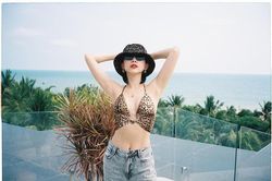 Tóc Tiên diện áo màu da báo có thiết kế cực kỳ táo bạo khoe vòng eo con kiến đẹp mê ly