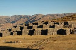 Những bức tường của pháo đài cổ Sacsayhuaman
