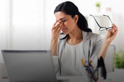 Năm hành động nhỏ nhưng cực kỳ có hại cho mắt