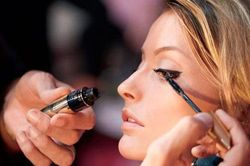 3 cách hồi sinh mascara cũ bị khô