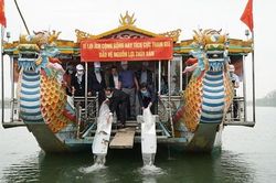 Thừa Thiên Huế: Thả hơn 41.000 con cá giống xuống sông Hương để tái tạo nguồn lợi thủy sản