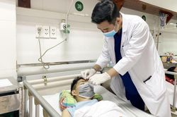 Bị thanh sắt đâm xuyên mặt, nam thanh niên hoảng loạn vì chấn thương sọ não