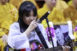 Con gái Vân Quang Long bị bạn bè tẩy chay, nức nở đòi mẹ cho nghỉ học