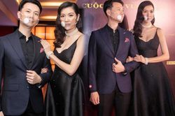 Á hậu Thúy Vân diện váy đen khoét ngực sâu gợi cảm bên cạnh chồng