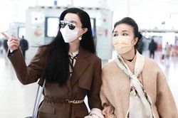 Đeo khẩu trang kín tại sân bay nhưng Phạm Băng Băng cùng mẹ vẫn toát ra thần thái sang trọng hơn người