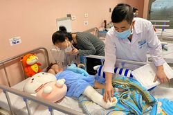 Bé gái 2 tuổi rơi từ tầng 13 chung cư sẽ ra viện vào ngày mai