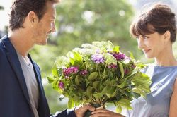 Đàn ông các nước làm gì trong Ngày Quốc tế Phụ nữ 8/3?
