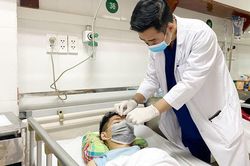 Cấp cứu nam thanh niên bị thanh sắt ở hàng rào đâm xuyên não