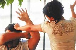 Người chồng Trung Quốc nhiều lần bị vợ bạo hành