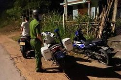 Tên cướp quay lại hiện trường sau khi đâm gục người phụ nữ