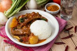 Cơm cà ri sườn non cho bữa tối