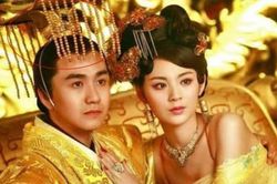Vì sao mũ của vua chúa lại thường có một 'tấm mành' che trước mặt?