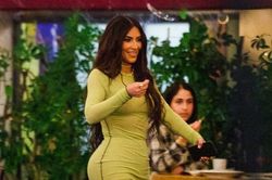 Mỹ nhân độc thân quyến rũ Kim Kardashian lần đầu lộ diện sau đệ đơn ly hôn