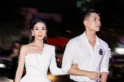 Lệ Quyên mặc đồ đôi tay trong tay cùng tình trẻ trên thảm đỏ, fan chỉ biết thốt lên 'quá đẹp đôi'