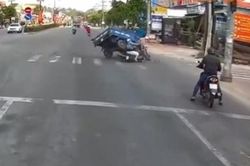 Người phụ nữ cố vượt đèn đỏ, đâm xe ba gác lật nghiêng giữa ngã tư nhưng cái kết mới gây bất ngờ