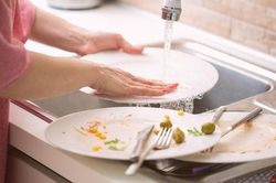 Dùng nước rửa bát sai cách rước độc cho cả nhà, đây là 5 sai lầm phổ biến nhất định phải tránh