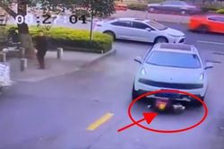 Cậu bé bất cẩn băng qua đường bị cuốn vào gầm ô tô