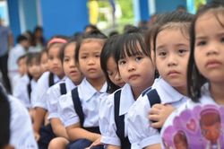 Bộ GD&ĐT: Sẽ có chính sách để kiềm chế giá sách giáo khoa tăng cao!