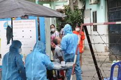 Phong tỏa 400 hộ dân do liên quan nhân viên y tế nghi mắc Covid-19