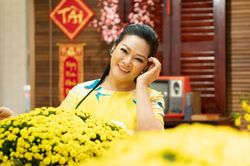 Ca sĩ Như Quỳnh đẹp phúc hậu ở tuổi 51