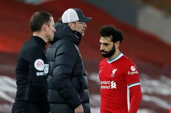Liverpool thua mất mặt, Klopp bực bội Salah vì điều này
