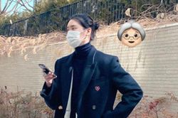 Lee Jong Suk ngày càng xuống dốc nhan sắc, nhận không ra nam thần Kbiz một thời với mái tóc dài buộc cao