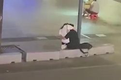 Clip: Đôi nam nữ có hành động 'lạ lẫm' ngay trên phố đi bộ Nguyễn Huệ khiến nhiều người nhức mắt