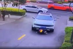 Bất ngờ chạy cắt ngang qua đường, em bé bị ô tô cuốn vào gầm