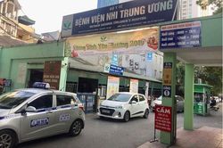 Cấp cứu bé gái 2 tuổi bị thủng ruột do nuốt 7 viên bi nam châm