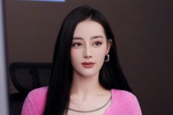 Xài nhầm filter khi livestream, đến xinh đẹp ngút ngàn như Địch Lệ Nhiệt Ba cũng mất điểm!