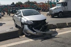 Taxi công nghệ bị tông xoay vòng, cả gia đình 4 người nhập viện