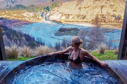 Tắm onsen giữa núi non ở New Zealand