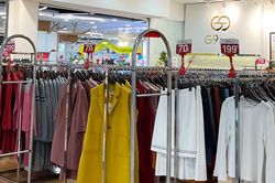 Mỹ phẩm, trang sức giảm giá vẫn vắng khách dịp 8/3