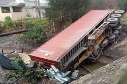 Xe container mất lái lao xuống mương, tài xế tử vong