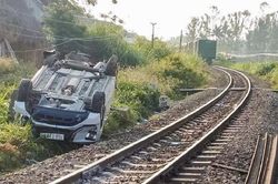 Tàu hỏa tông ô tô văng xa 10m, ba người trong một nhà thương vong