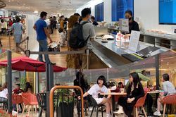 Chen chân lựa quà, 'đỏ mắt' kiếm chỗ uống cà phê dịp 8/3