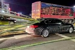 Xe tải phanh gấp khiến nhiều thanh tre rơi xuống đâm xuyên ô tô phía trước