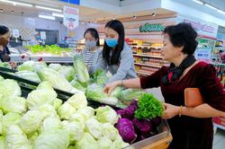 Vì sao rau ngoài đồng rẻ như cho, trong chợ và siêu thị vẫn bán giá cao?