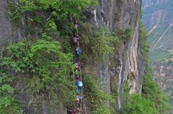 Cảnh sống khó tin ở ngôi làng cheo leo trên vách núi