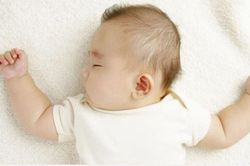 Đến tháng tuổi này mà trẻ vẫn nằm ngủ nghiêng cổ sang 1 bên thì cha mẹ chú ý đưa con đi khám ngay