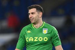 Emiliano Martinez vẫn trách móc Arsenal bạc tình