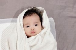Loạt khoảnh khắc 'cưng xỉu' của con gái Đông Nhi trước và sau khi được mẹ đưa đi tắm